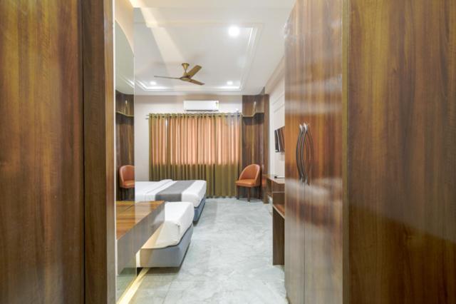 Hotel Miracle 2Km From Mahakal Temple Ujjain Εξωτερικό φωτογραφία